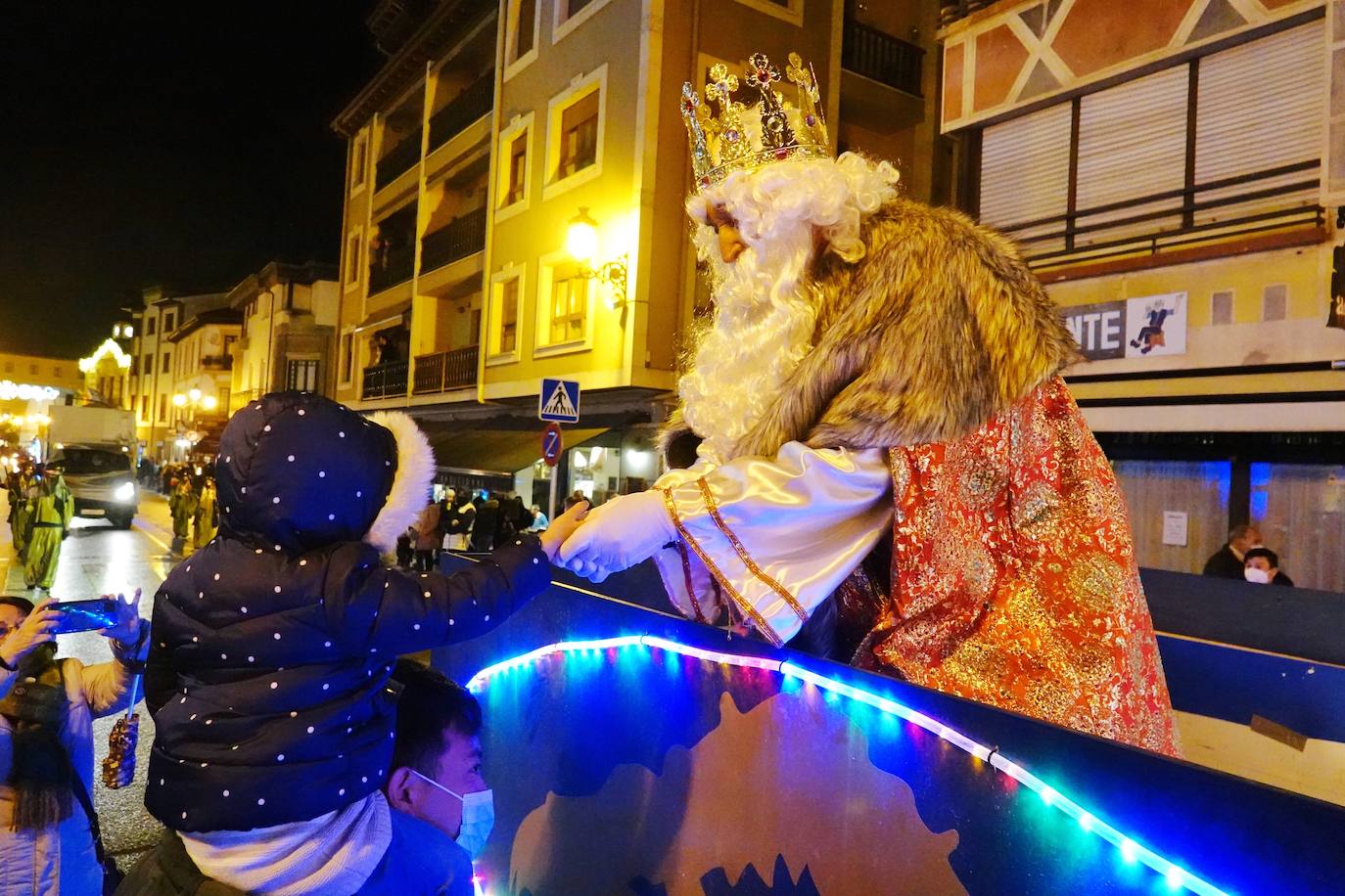 Fotos: Colorida cabalgata de los Reyes Magos en Cangas de Onís