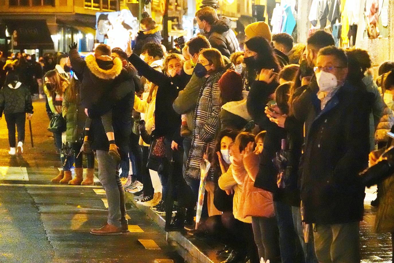 Fotos: Colorida cabalgata de los Reyes Magos en Cangas de Onís