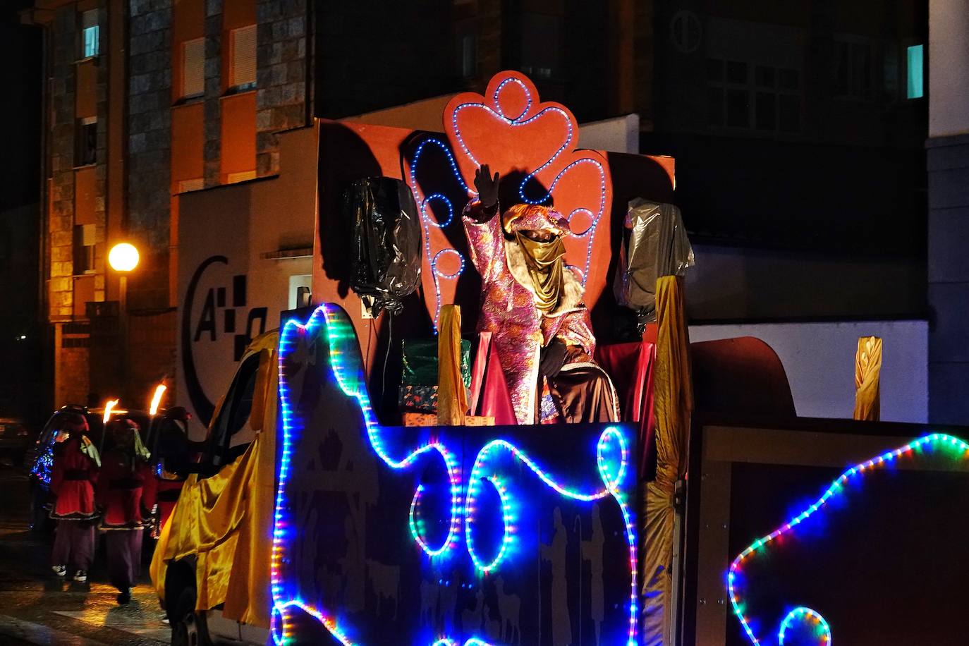 Fotos: Colorida cabalgata de los Reyes Magos en Cangas de Onís