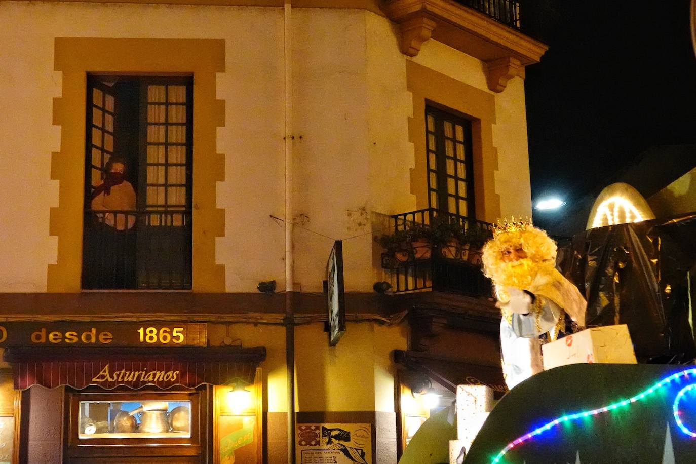 Fotos: Colorida cabalgata de los Reyes Magos en Cangas de Onís