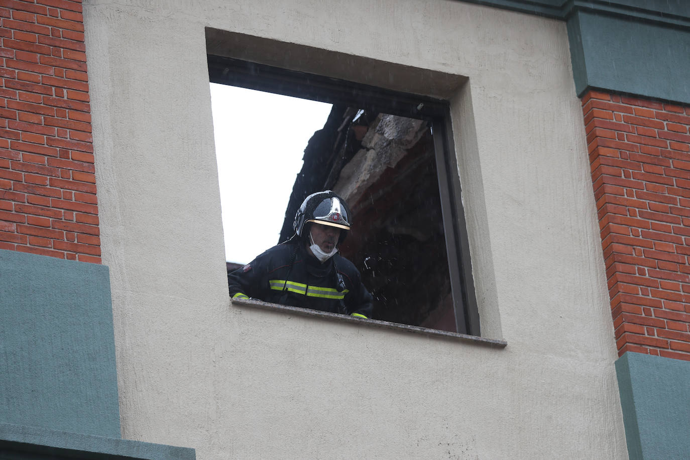 Dos personas quedaron atrapadas tras derrumbarse parte del techo del colegio de San Vicente de Paúl, en Gijón. 