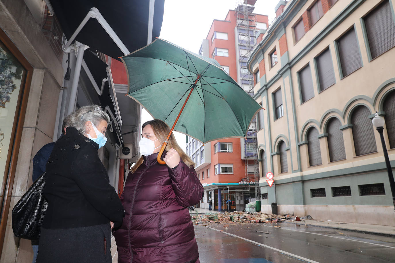 Dos personas quedaron atrapadas tras derrumbarse parte del techo del colegio de San Vicente de Paúl, en Gijón. 