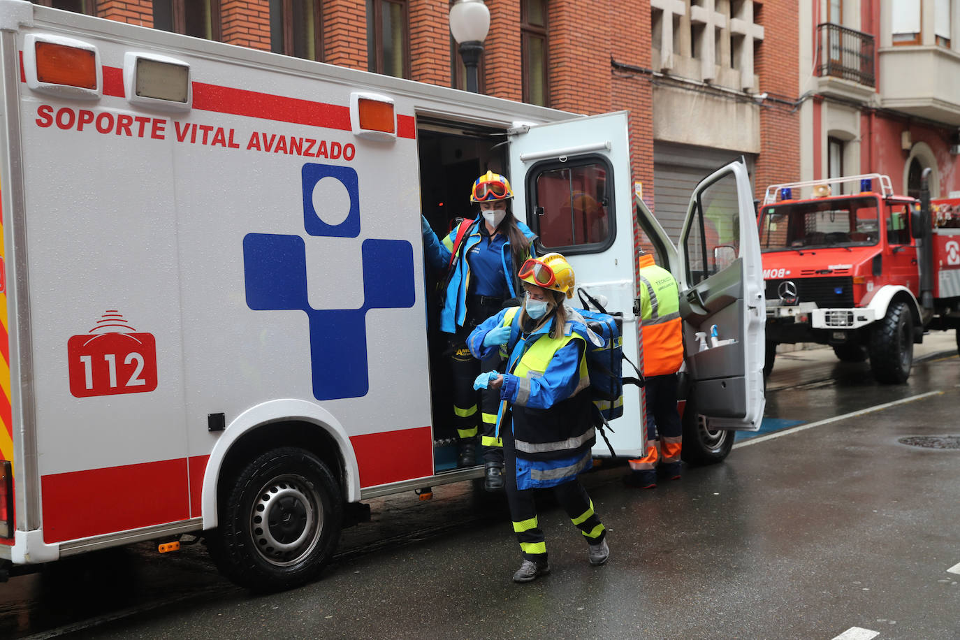 Dos personas quedaron atrapadas tras derrumbarse parte del techo del colegio de San Vicente de Paúl, en Gijón. 