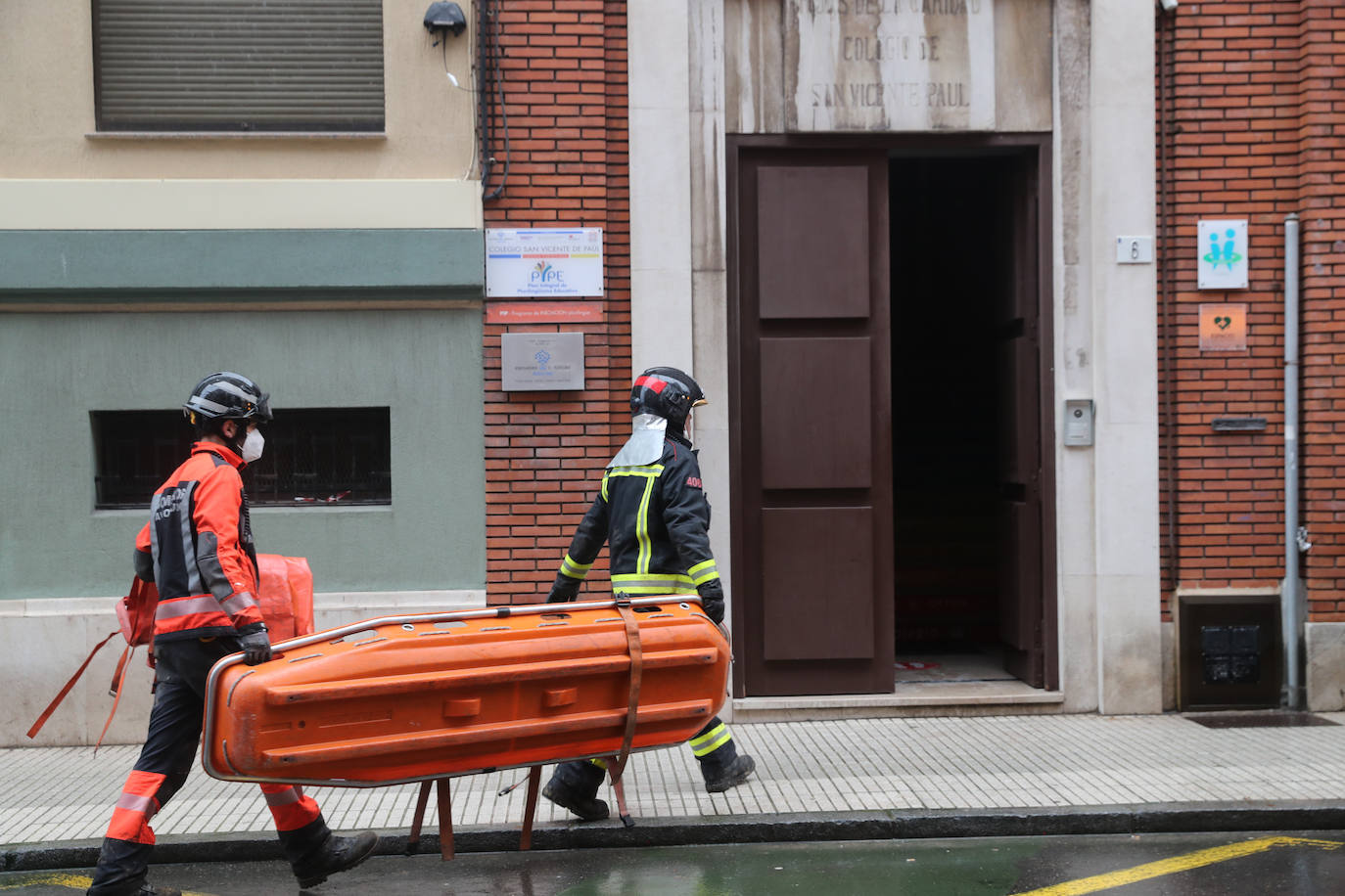 Dos personas quedaron atrapadas tras derrumbarse parte del techo del colegio de San Vicente de Paúl, en Gijón. 