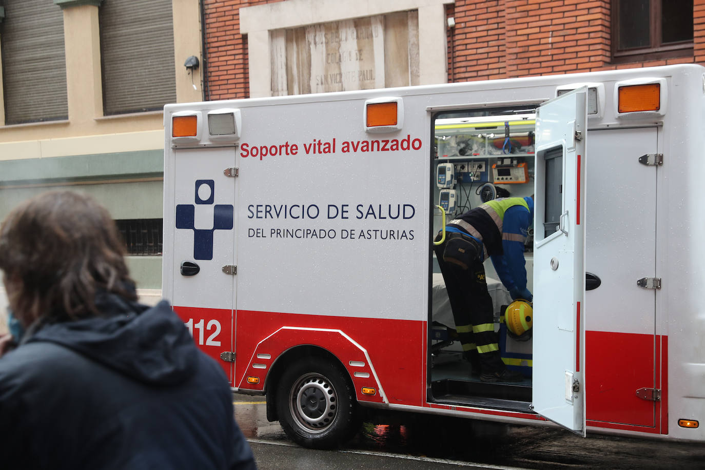 Dos personas quedaron atrapadas tras derrumbarse parte del techo del colegio de San Vicente de Paúl, en Gijón. 