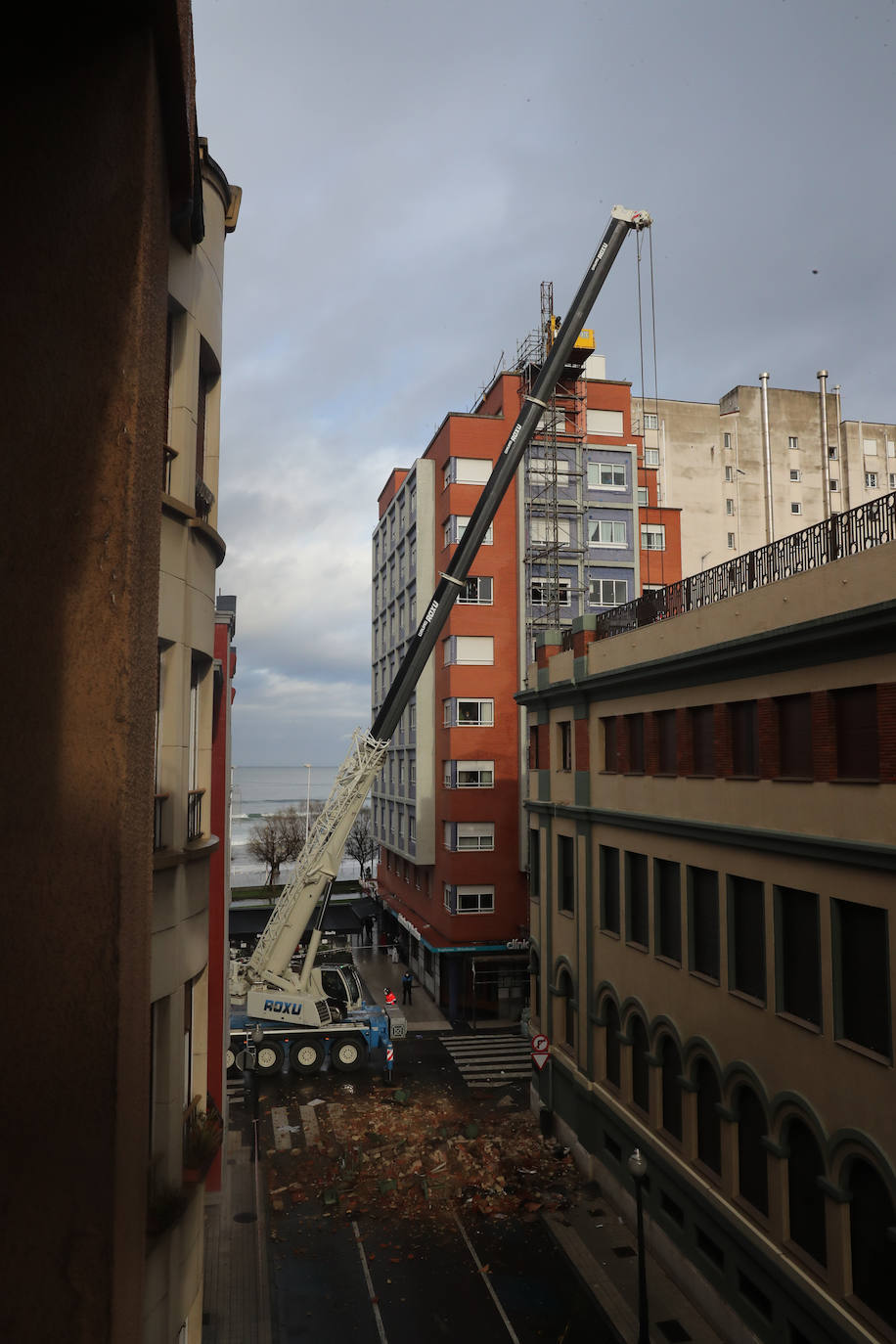 Dos personas quedaron atrapadas tras derrumbarse parte del techo del colegio de San Vicente de Paúl, en Gijón. 