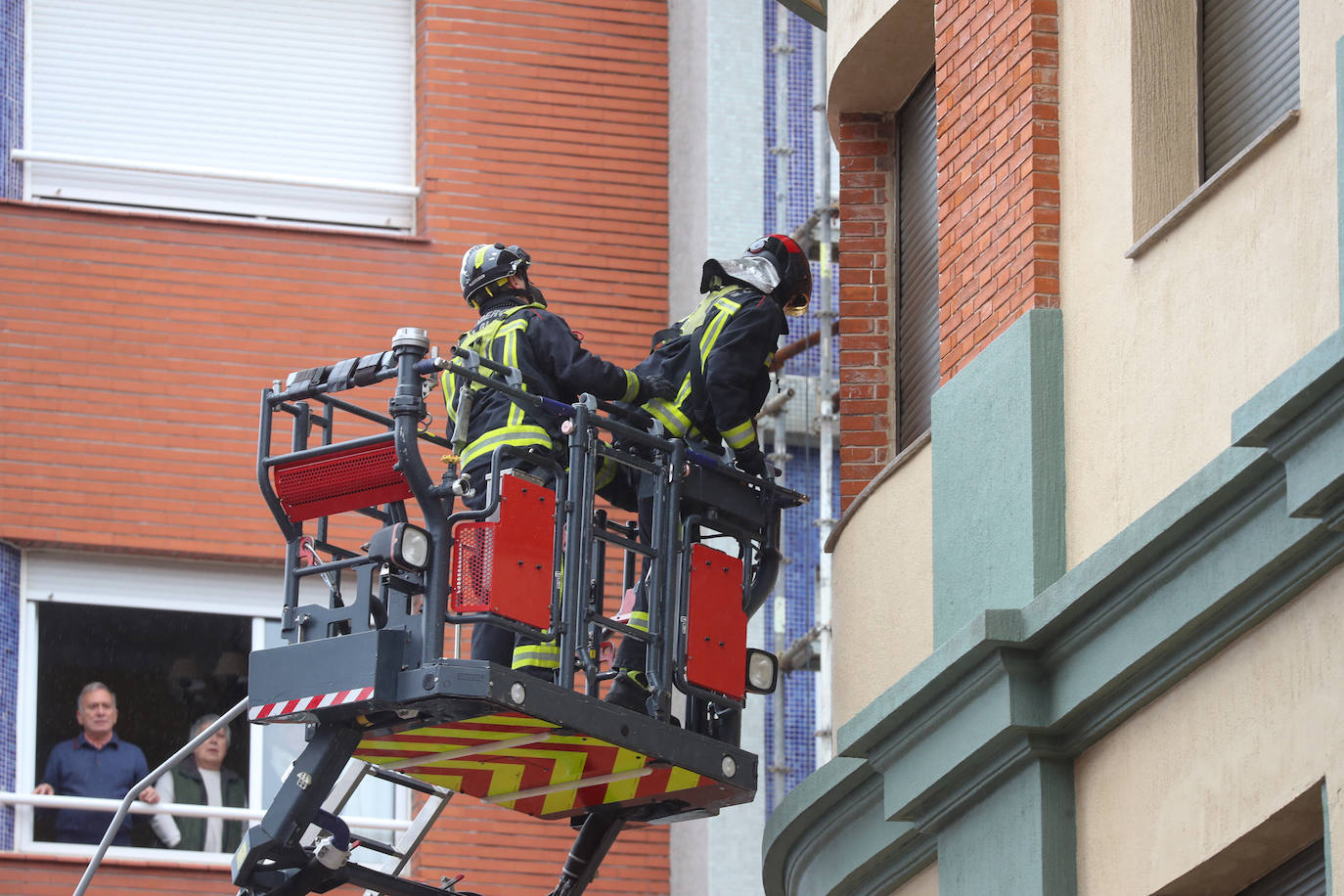 Dos personas quedaron atrapadas tras derrumbarse parte del techo del colegio de San Vicente de Paúl, en Gijón. 