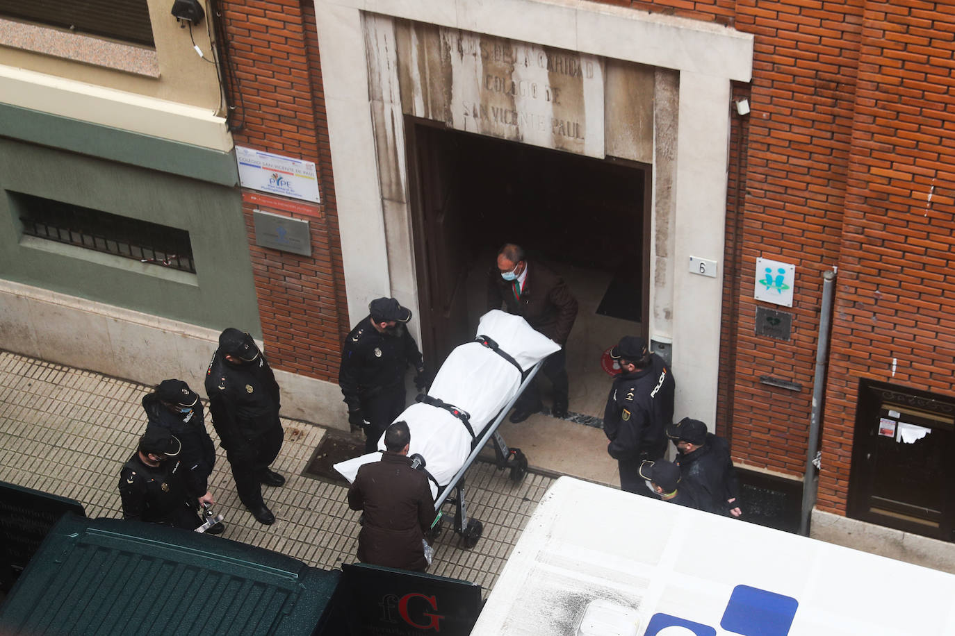 Dos personas quedaron atrapadas tras derrumbarse parte del techo del colegio de San Vicente de Paúl, en Gijón. 