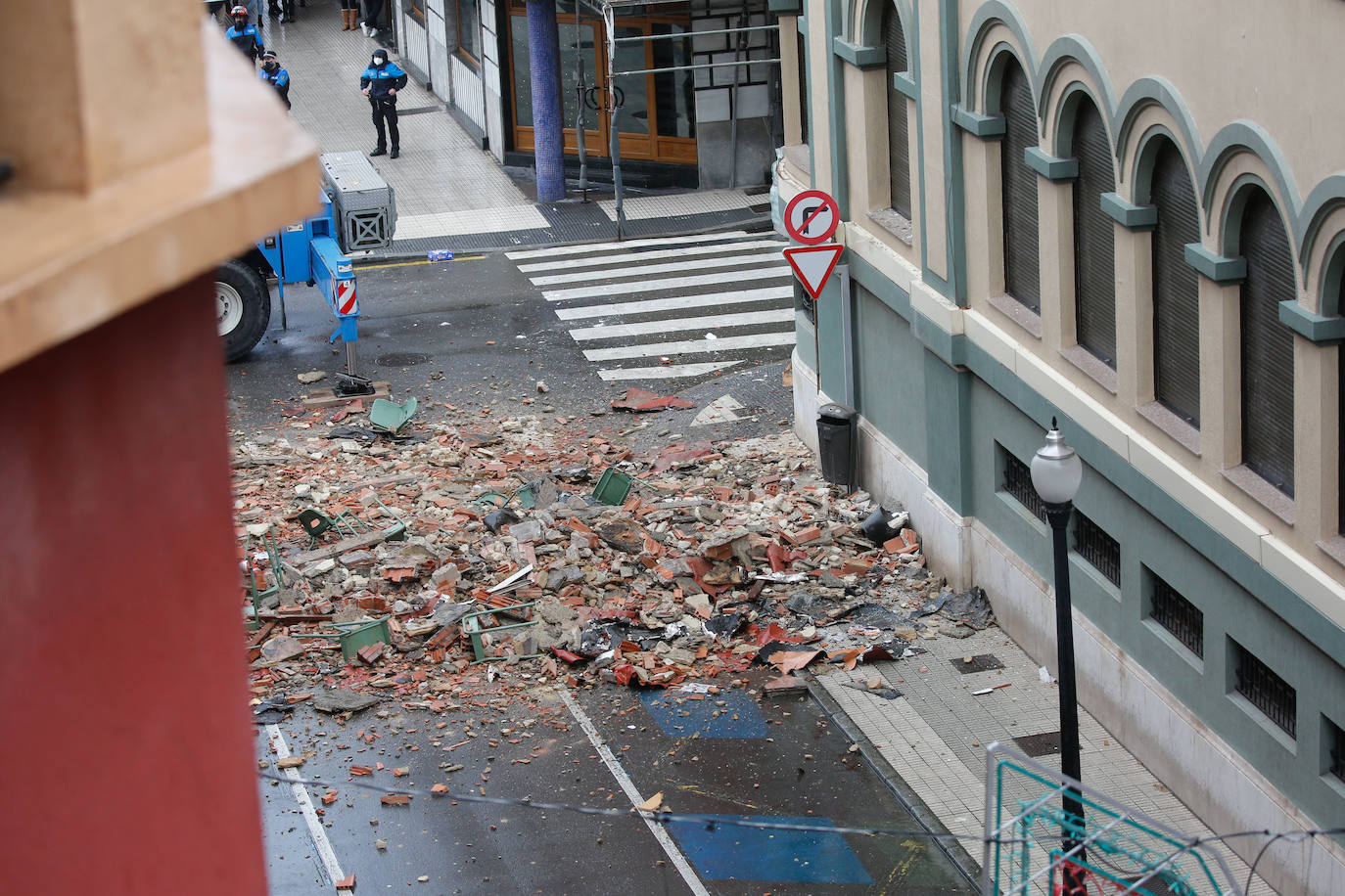 Dos personas quedaron atrapadas tras derrumbarse parte del techo del colegio de San Vicente de Paúl, en Gijón. 