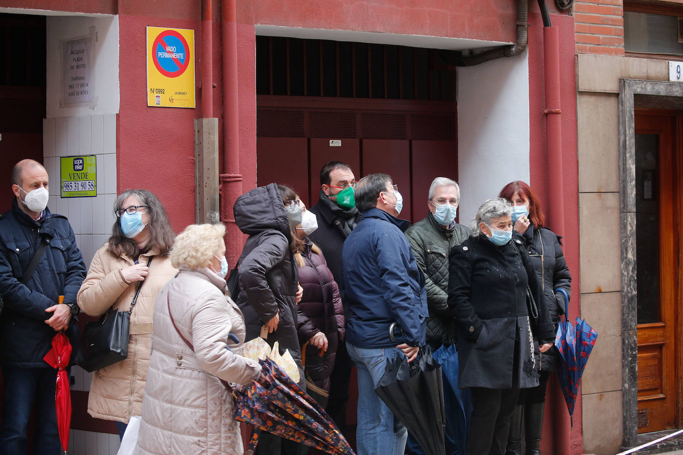 Dos personas quedaron atrapadas tras derrumbarse parte del techo del colegio de San Vicente de Paúl, en Gijón. 