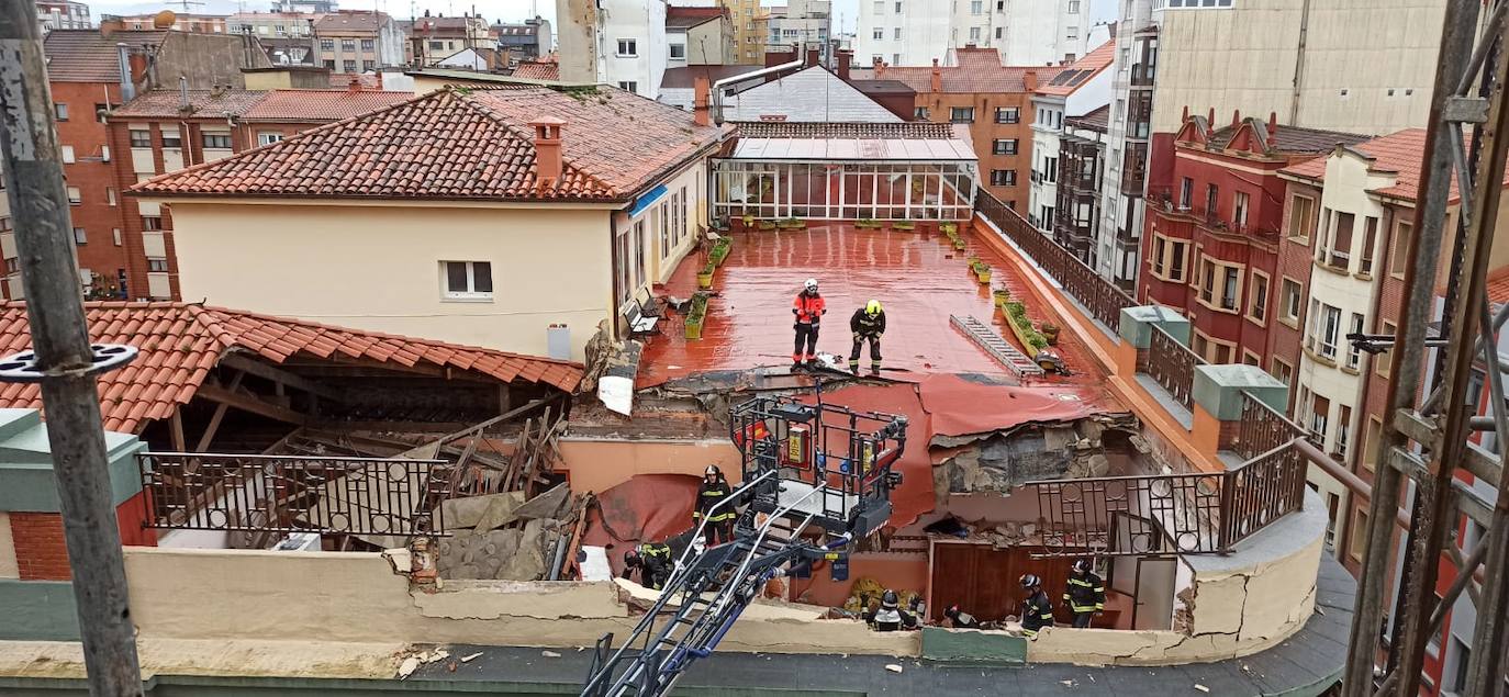 Dos personas quedaron atrapadas tras derrumbarse parte del techo del colegio de San Vicente de Paúl, en Gijón. 