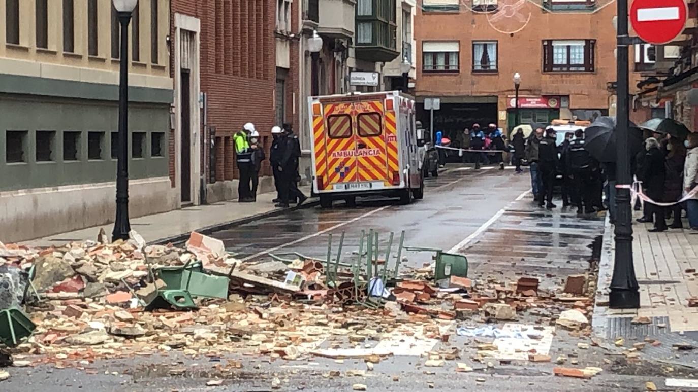 Dos personas quedaron atrapadas tras derrumbarse parte del techo del colegio de San Vicente de Paúl, en Gijón. 