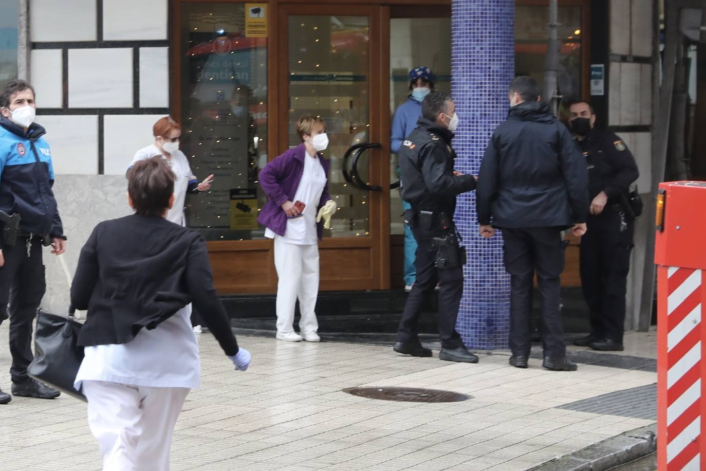 Dos personas quedaron atrapadas tras derrumbarse parte del techo del colegio de San Vicente de Paúl, en Gijón. 