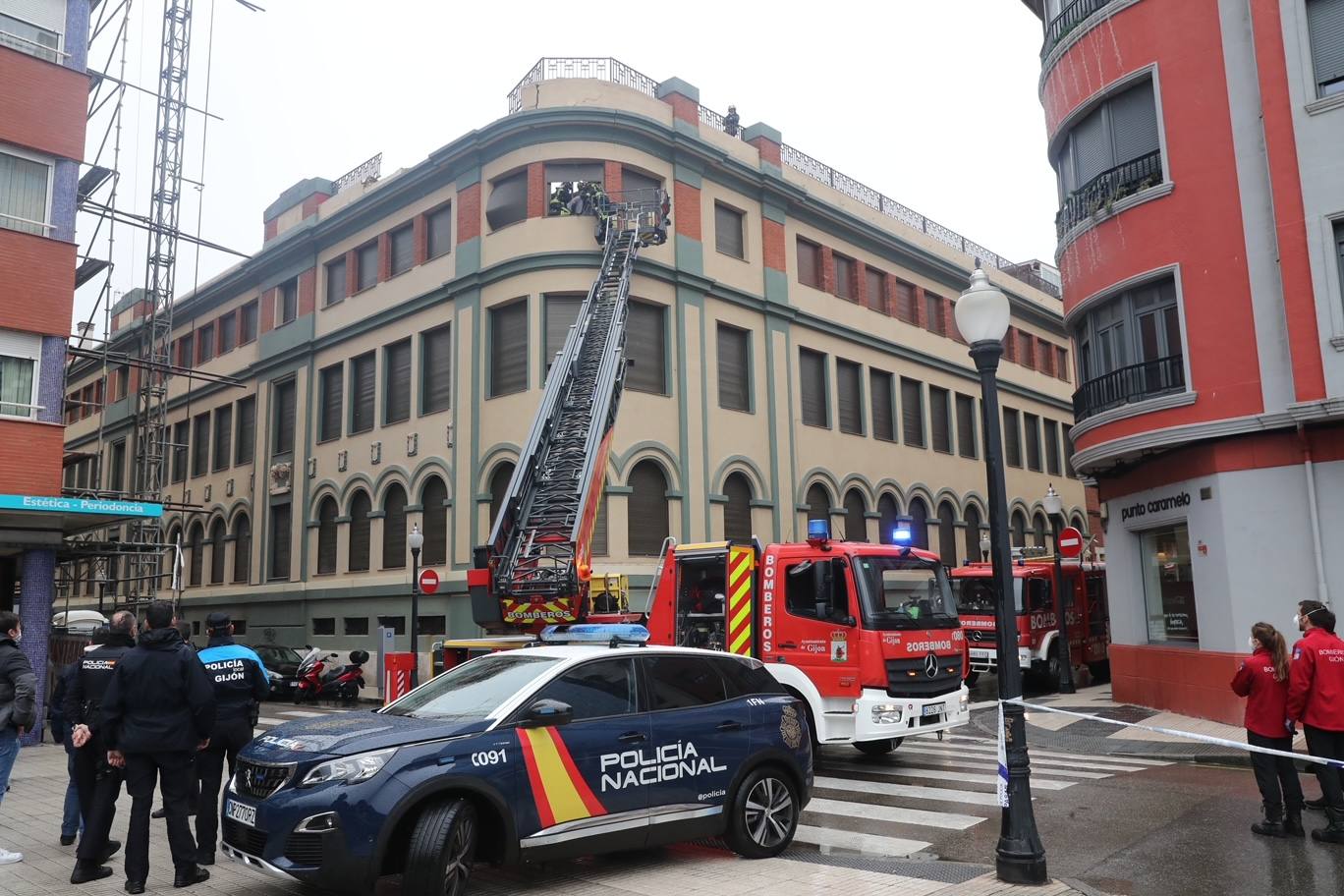 Dos personas quedaron atrapadas tras derrumbarse parte del techo del colegio de San Vicente de Paúl, en Gijón. 