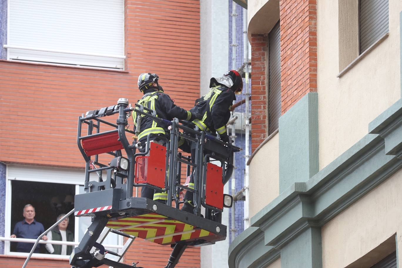 Dos personas quedaron atrapadas tras derrumbarse parte del techo del colegio de San Vicente de Paúl, en Gijón. 