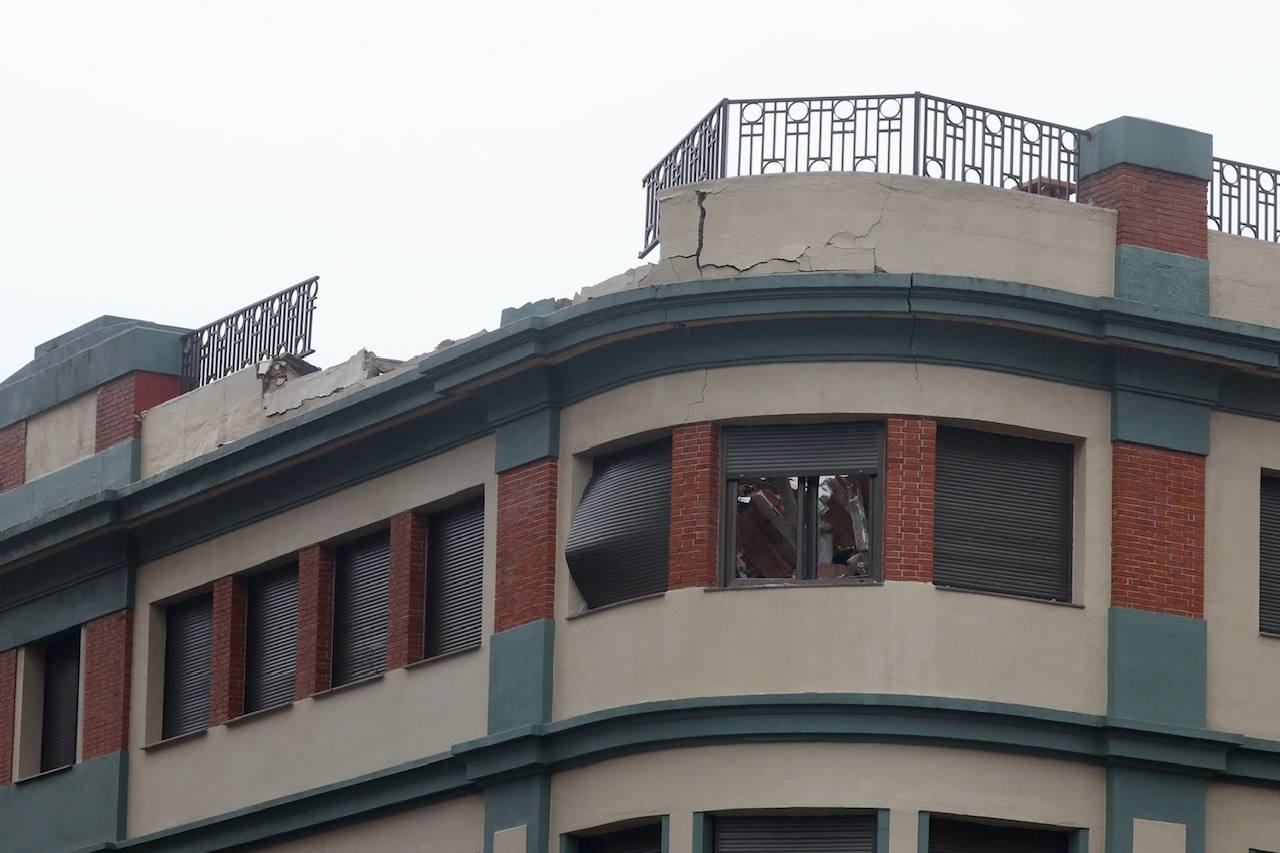 Dos personas quedaron atrapadas tras derrumbarse parte del techo del colegio de San Vicente de Paúl, en Gijón. 