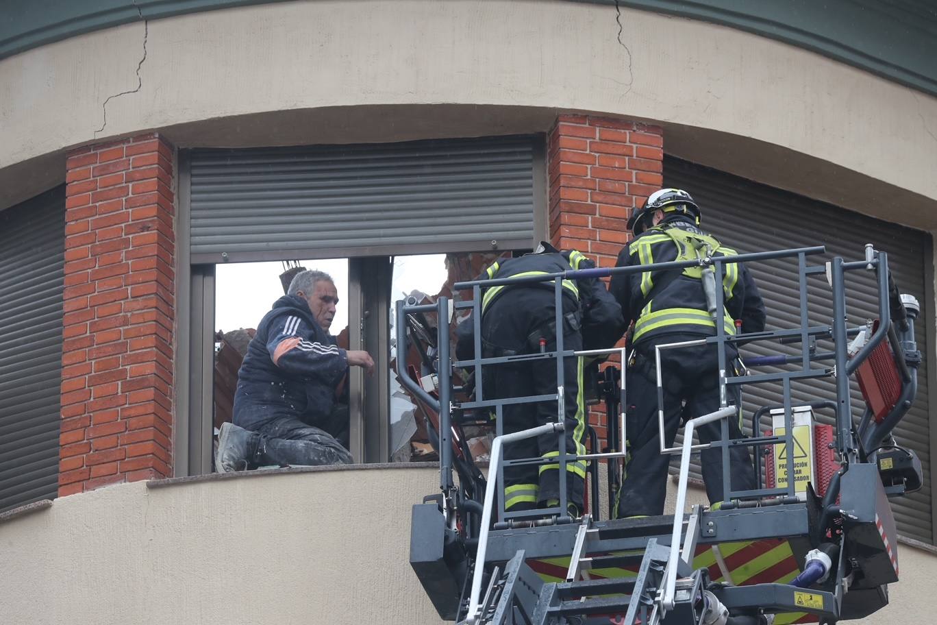 Dos personas quedaron atrapadas tras derrumbarse parte del techo del colegio de San Vicente de Paúl, en Gijón. 