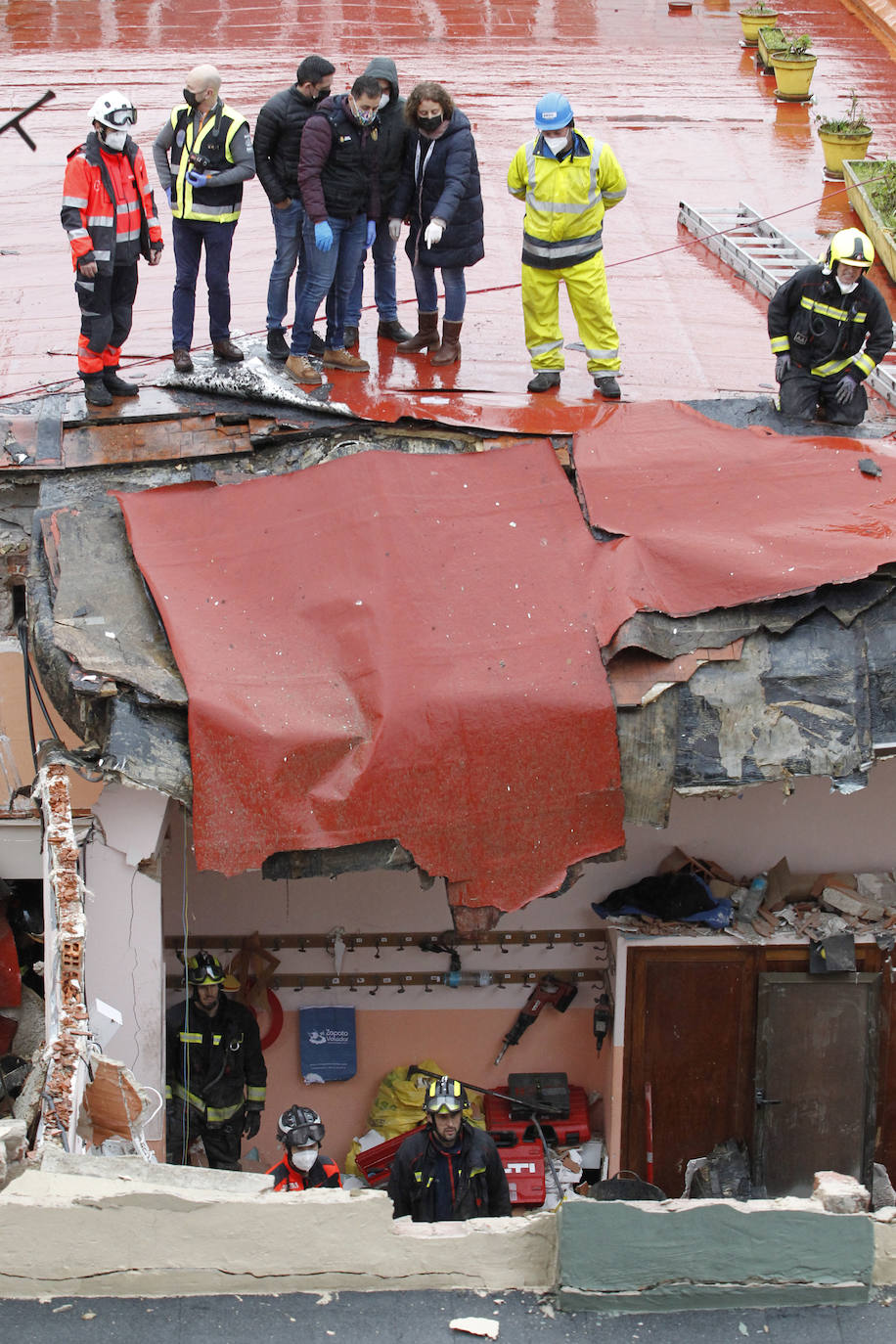 Dos personas quedaron atrapadas tras derrumbarse parte del techo del colegio de San Vicente de Paúl, en Gijón. 