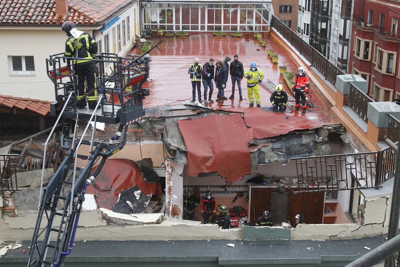 Dos personas quedaron atrapadas tras derrumbarse parte del techo del colegio de San Vicente de Paúl, en Gijón. 