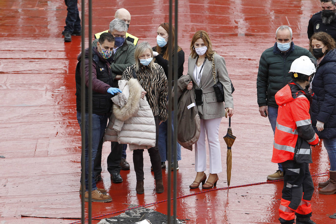 Dos personas quedaron atrapadas tras derrumbarse parte del techo del colegio de San Vicente de Paúl, en Gijón. 