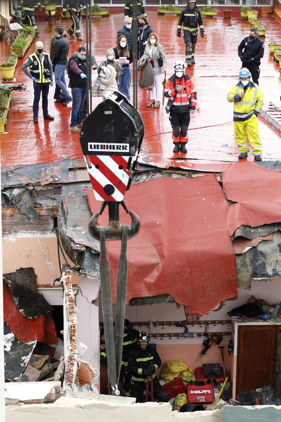 Dos personas quedaron atrapadas tras derrumbarse parte del techo del colegio de San Vicente de Paúl, en Gijón. 