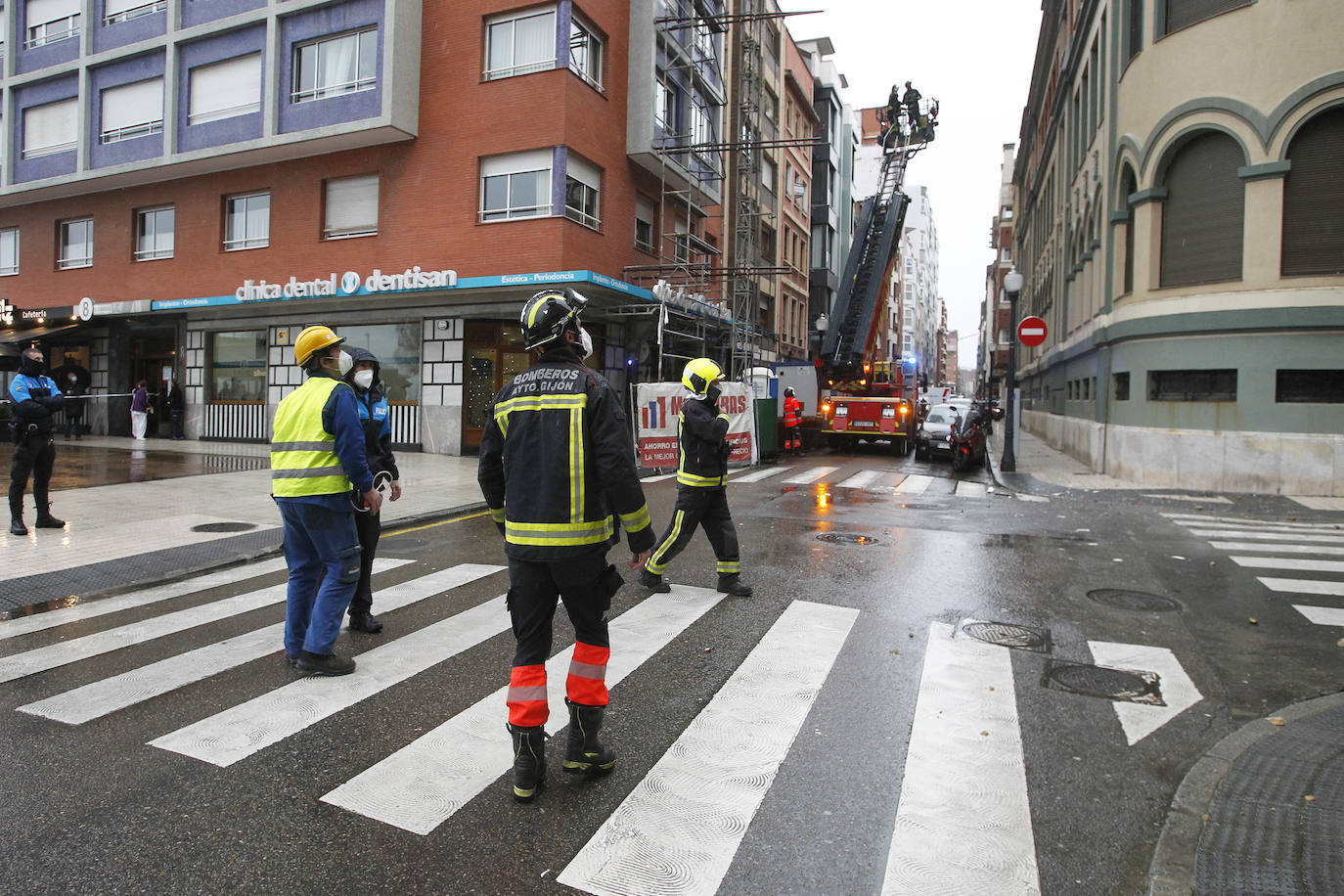 Dos personas quedaron atrapadas tras derrumbarse parte del techo del colegio de San Vicente de Paúl, en Gijón. 