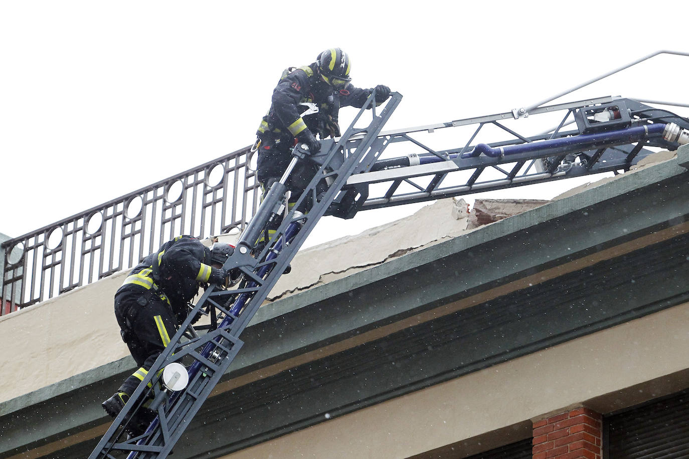 Dos personas quedaron atrapadas tras derrumbarse parte del techo del colegio de San Vicente de Paúl, en Gijón. 
