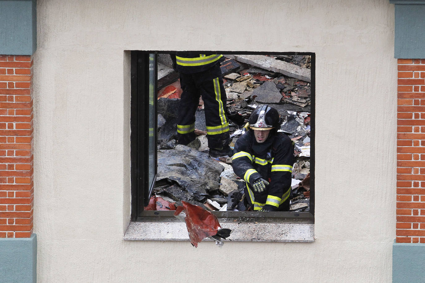 Dos personas quedaron atrapadas tras derrumbarse parte del techo del colegio de San Vicente de Paúl, en Gijón. 