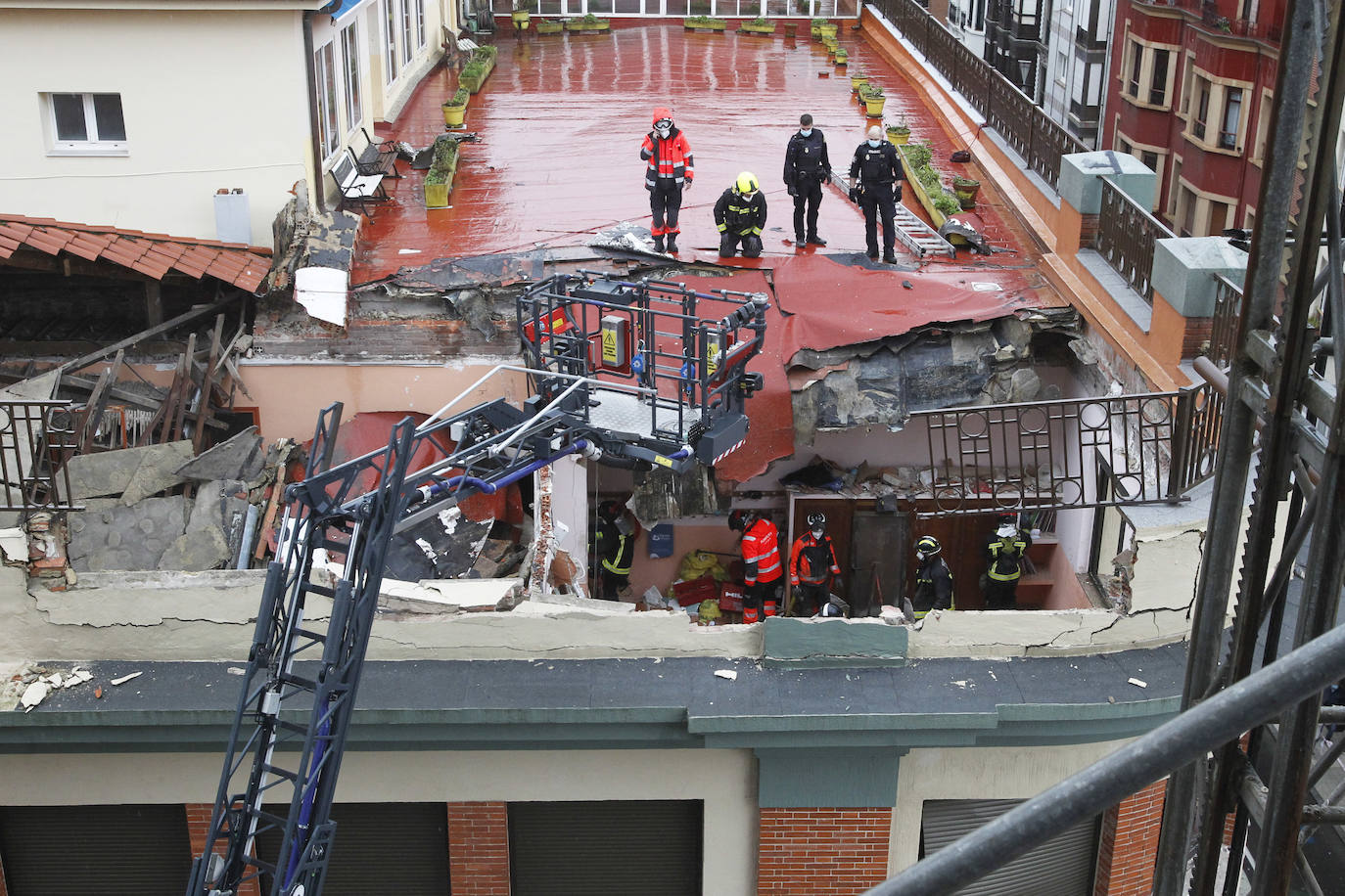 Dos personas quedaron atrapadas tras derrumbarse parte del techo del colegio de San Vicente de Paúl, en Gijón. 