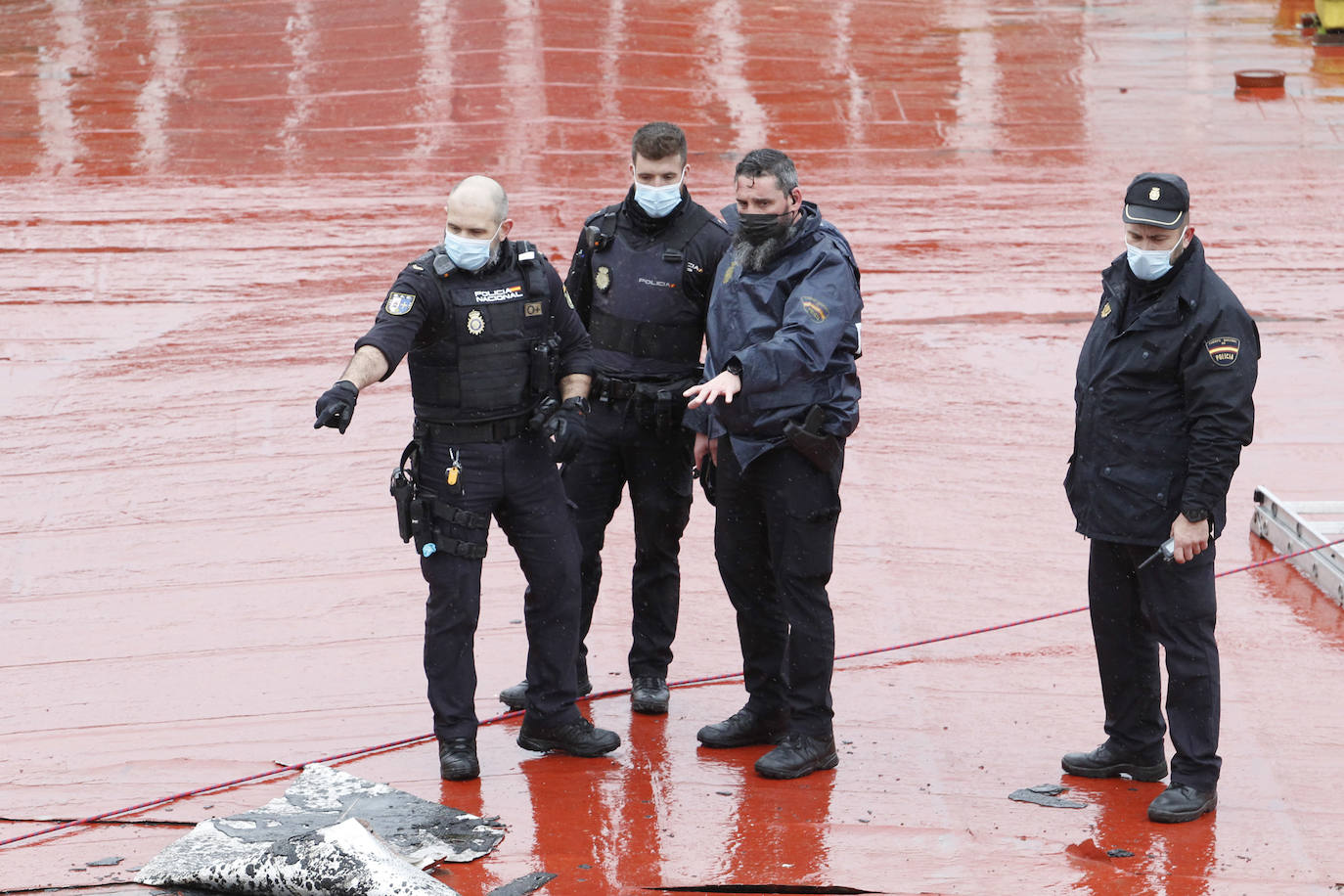 Dos personas quedaron atrapadas tras derrumbarse parte del techo del colegio de San Vicente de Paúl, en Gijón. 