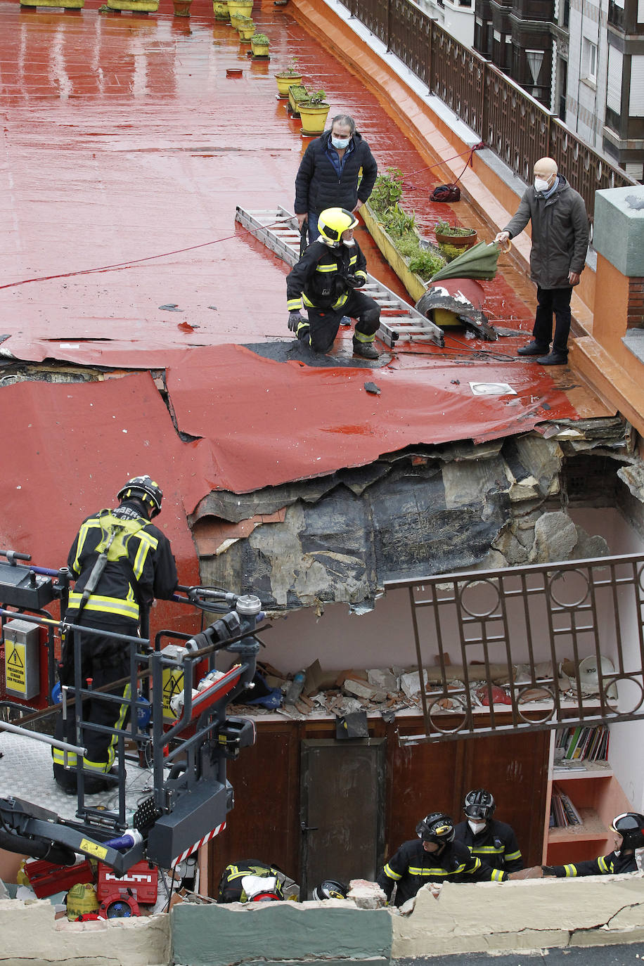 Dos personas quedaron atrapadas tras derrumbarse parte del techo del colegio de San Vicente de Paúl, en Gijón. 