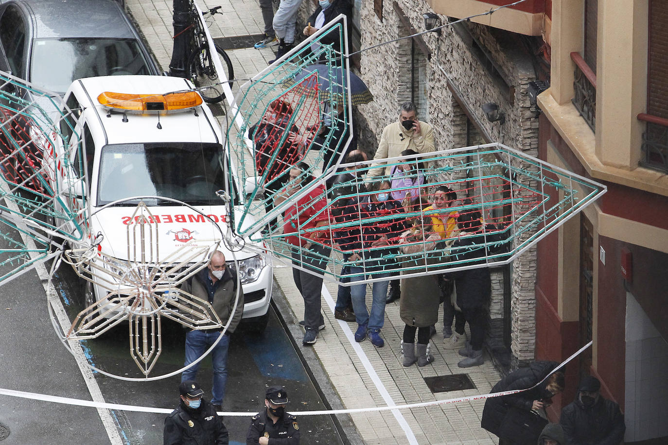 Dos personas quedaron atrapadas tras derrumbarse parte del techo del colegio de San Vicente de Paúl, en Gijón. 