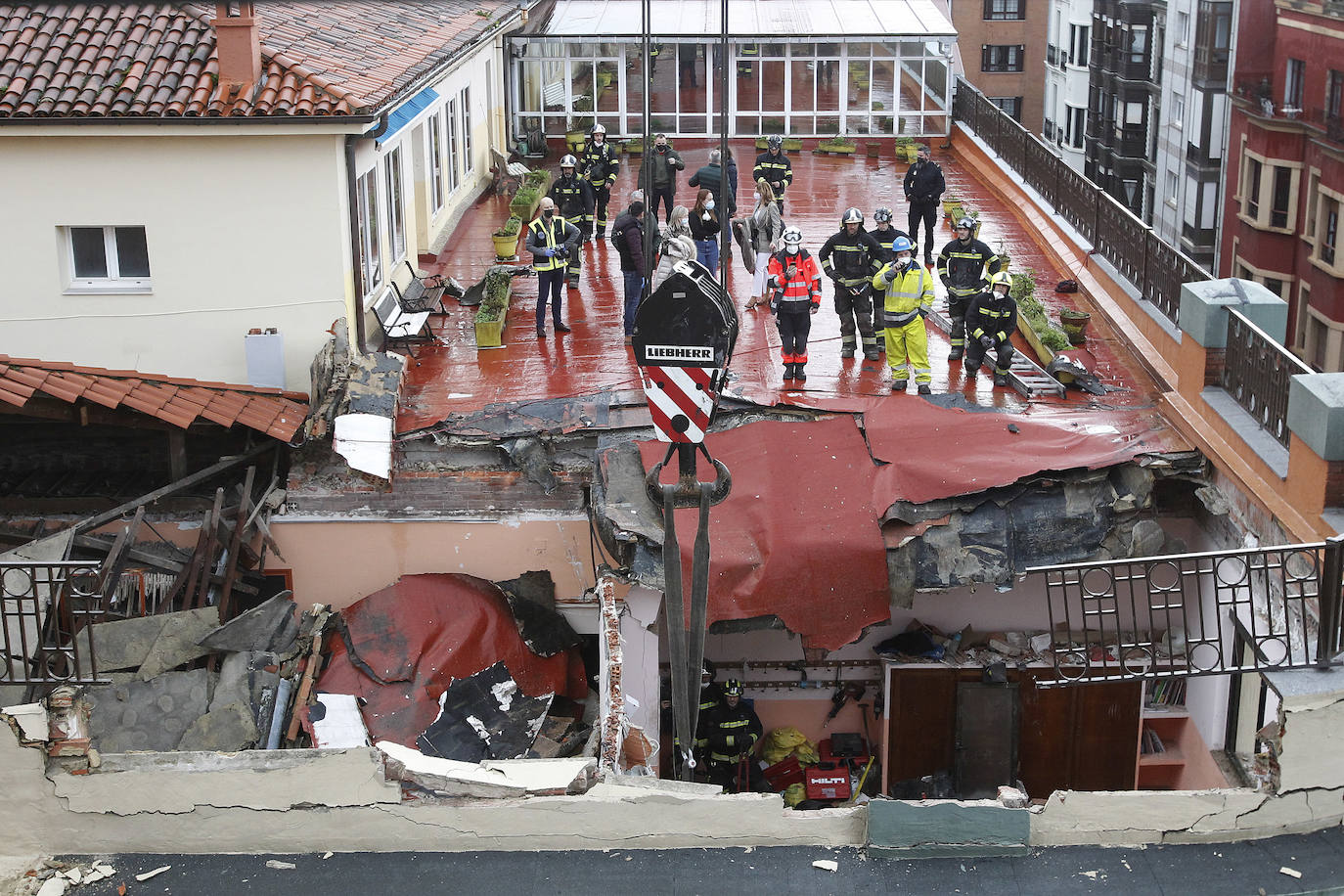 Dos personas quedaron atrapadas tras derrumbarse parte del techo del colegio de San Vicente de Paúl, en Gijón. 