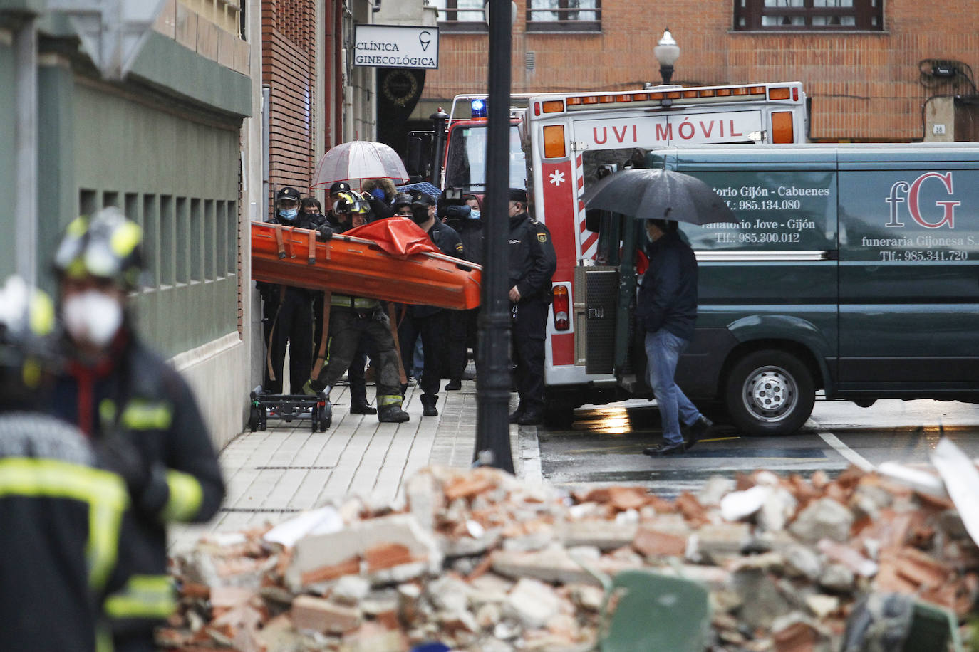 Dos personas quedaron atrapadas tras derrumbarse parte del techo del colegio de San Vicente de Paúl, en Gijón. 