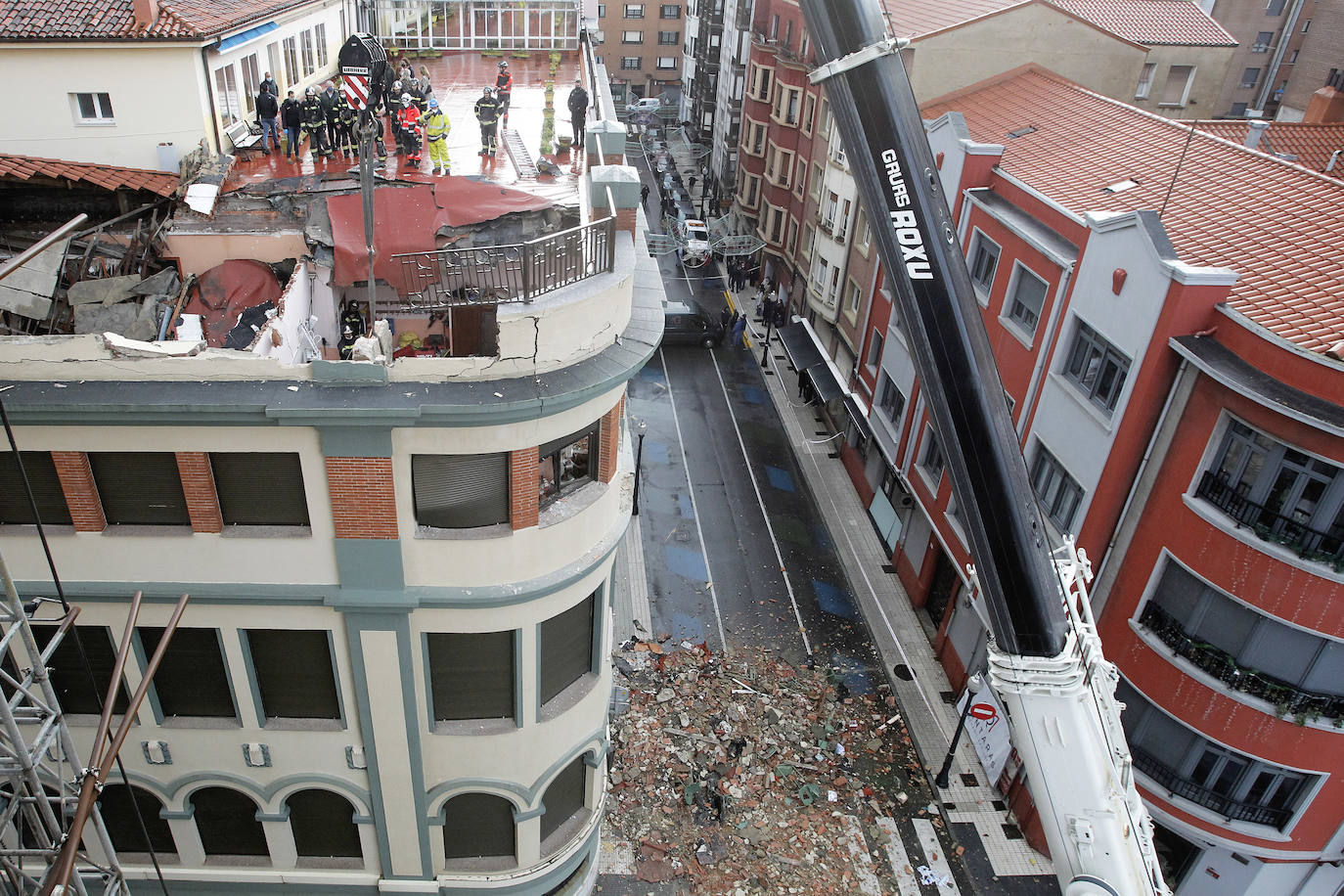 Dos personas quedaron atrapadas tras derrumbarse parte del techo del colegio de San Vicente de Paúl, en Gijón. 