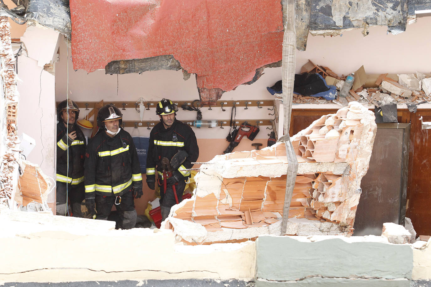Dos personas quedaron atrapadas tras derrumbarse parte del techo del colegio de San Vicente de Paúl, en Gijón. 