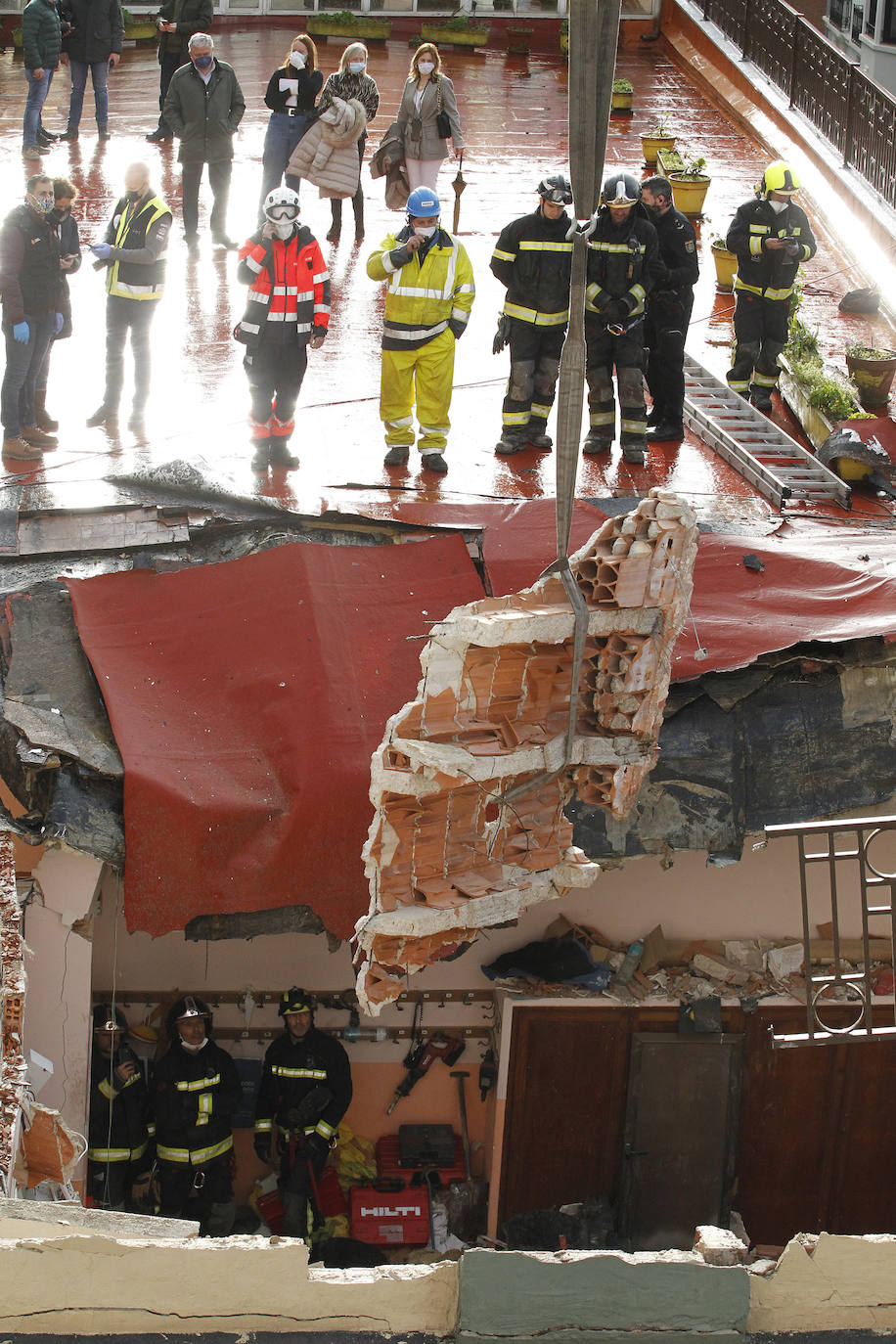 Dos personas quedaron atrapadas tras derrumbarse parte del techo del colegio de San Vicente de Paúl, en Gijón. 