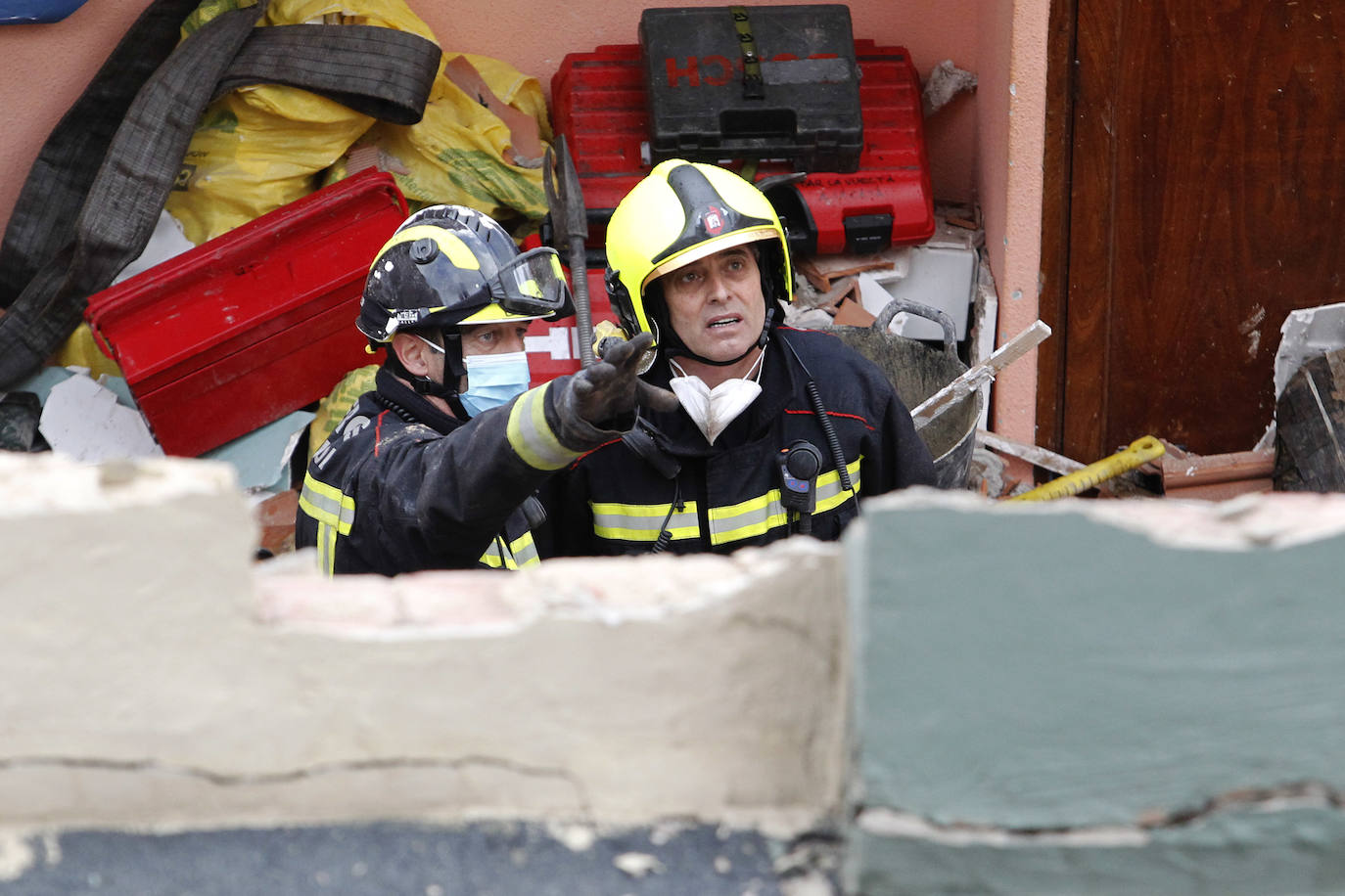Dos personas quedaron atrapadas tras derrumbarse parte del techo del colegio de San Vicente de Paúl, en Gijón. 