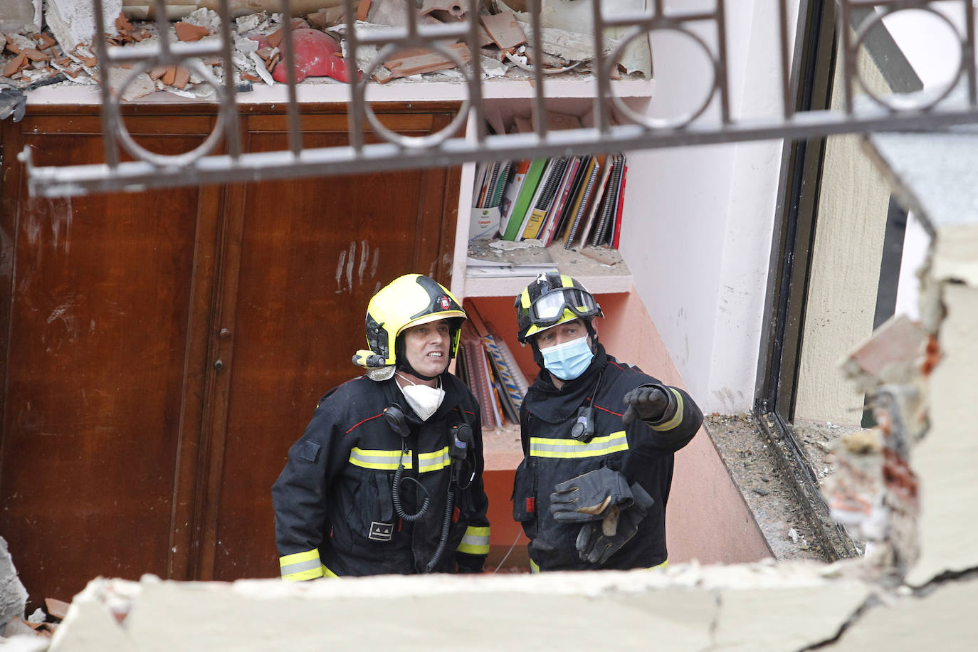 Dos personas quedaron atrapadas tras derrumbarse parte del techo del colegio de San Vicente de Paúl, en Gijón. 
