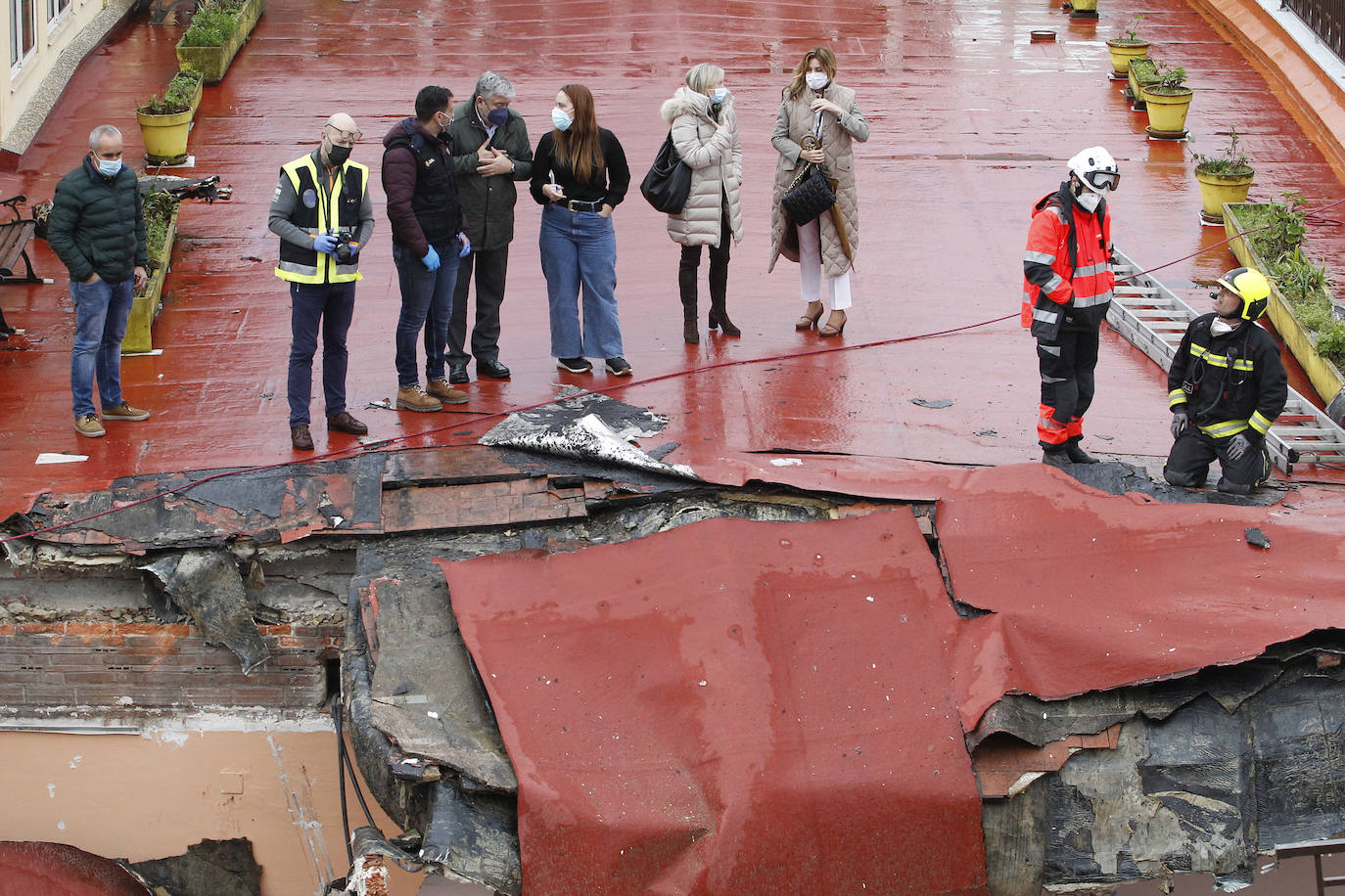 Dos personas quedaron atrapadas tras derrumbarse parte del techo del colegio de San Vicente de Paúl, en Gijón. 