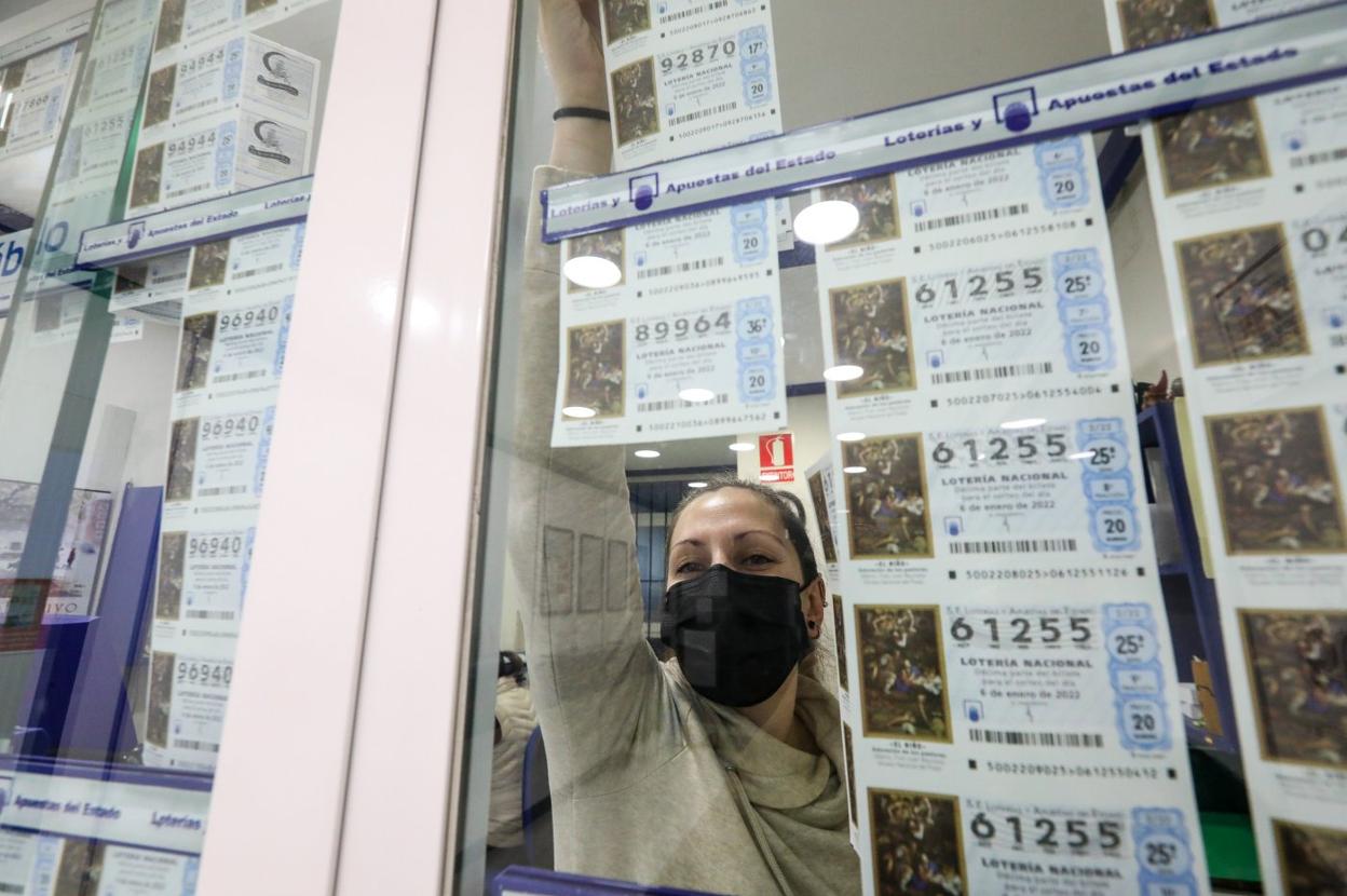 En la administración número 9 de Avilés notan el aumento de las ventas tras el premio de Navidad. 