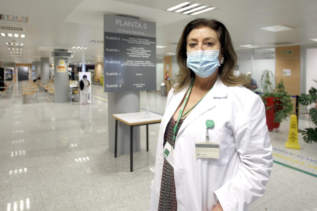 La enfermera Virginia Álvarez Iglesias, presidenta de la Junta de Personal del Área Sanitaria V, en el hall de la entrada a hospitalización de Cabueñes. 