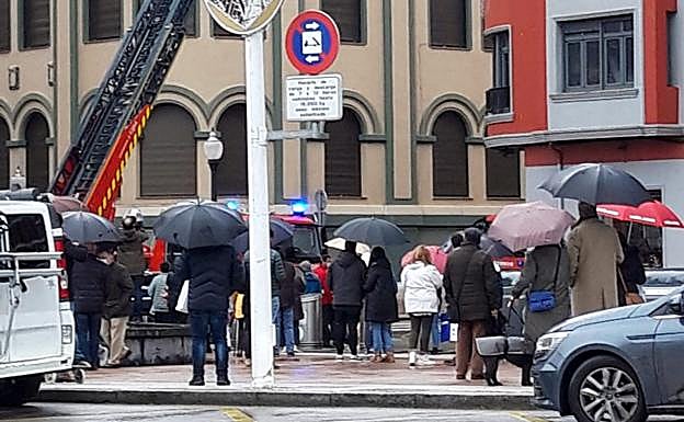 Vídeo | Dos personas atrapadas tras derrumbarse el techo de un colegio de Gijón
