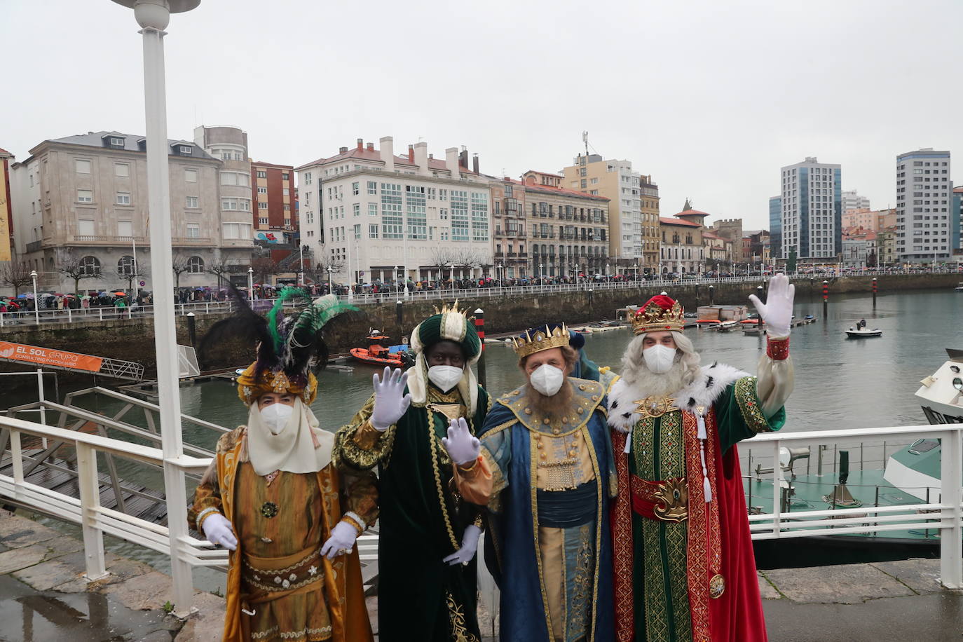 Los Reyes Magos atracaban en el puerto de Gijón bajo la lluvia sobre las 11 de la mañana mientras centenares de niños coreaban lo nombres de Sus Majestades.