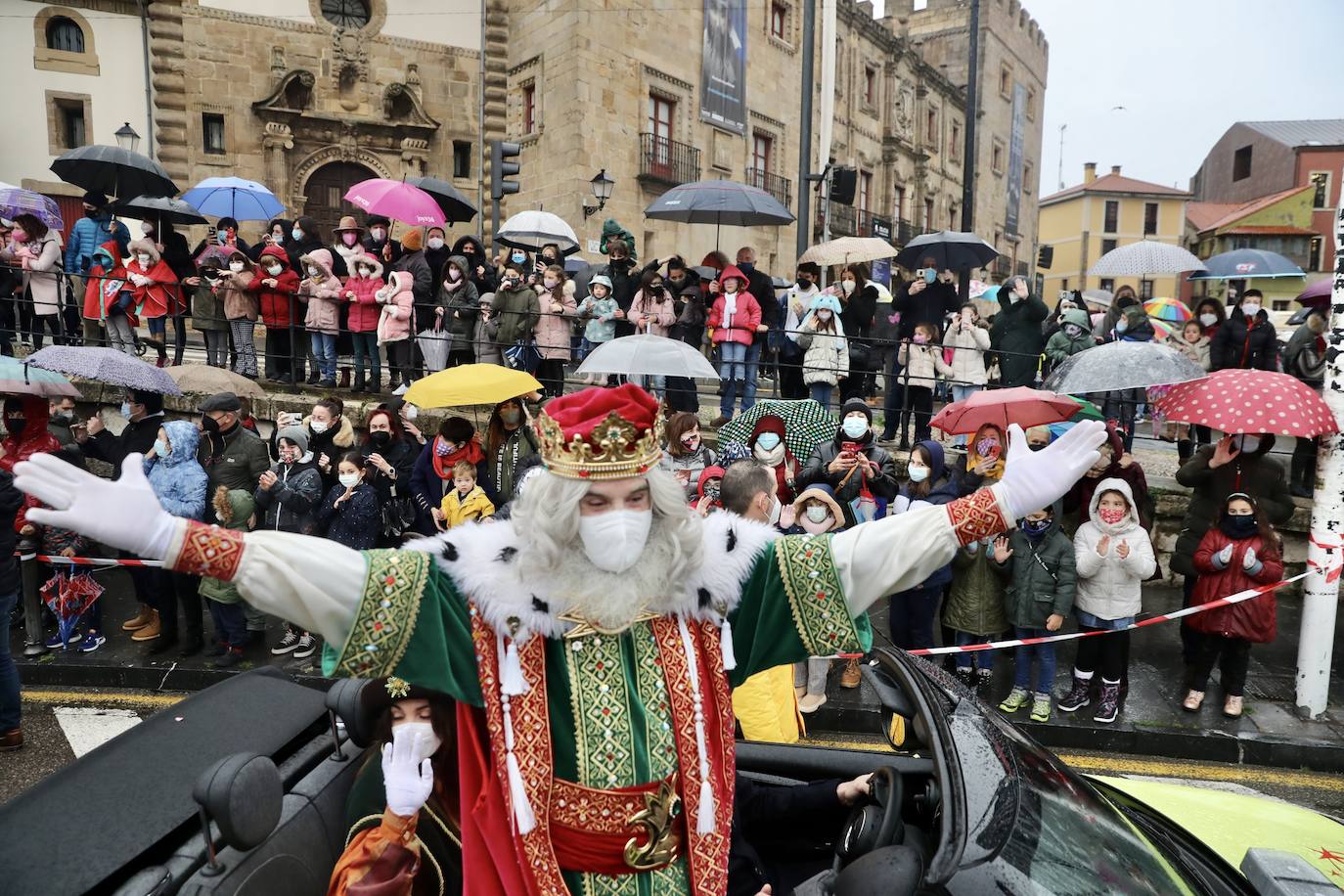 Los Reyes Magos atracaban en el puerto de Gijón bajo la lluvia sobre las 11 de la mañana mientras centenares de niños coreaban lo nombres de Sus Majestades.