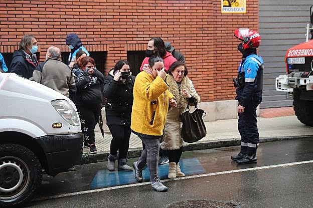 María Moirón (pareja de David Velasco) y María Díaz (madre de Andrés Velasco), seguidas de otros familiares poco después de conocer el fatal desenlace del rescate. 