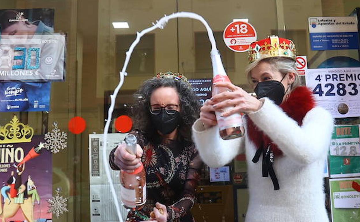 Celebración en el estanco de Pumarín agraciado con el segundo premio del Niño 