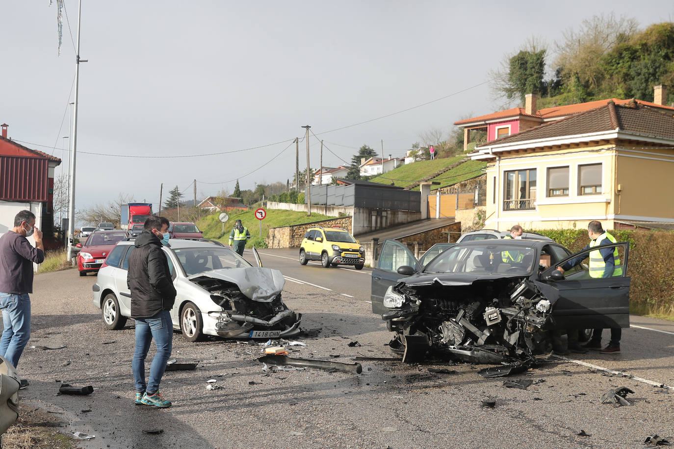 Un hombre ha resultado herido este viernes al chocar el coche que conducía contra otro vehículo. 