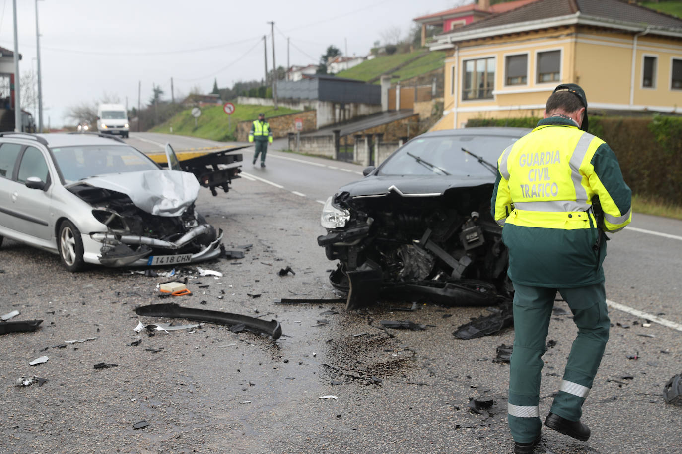 Un hombre ha resultado herido este viernes al chocar el coche que conducía contra otro vehículo. 