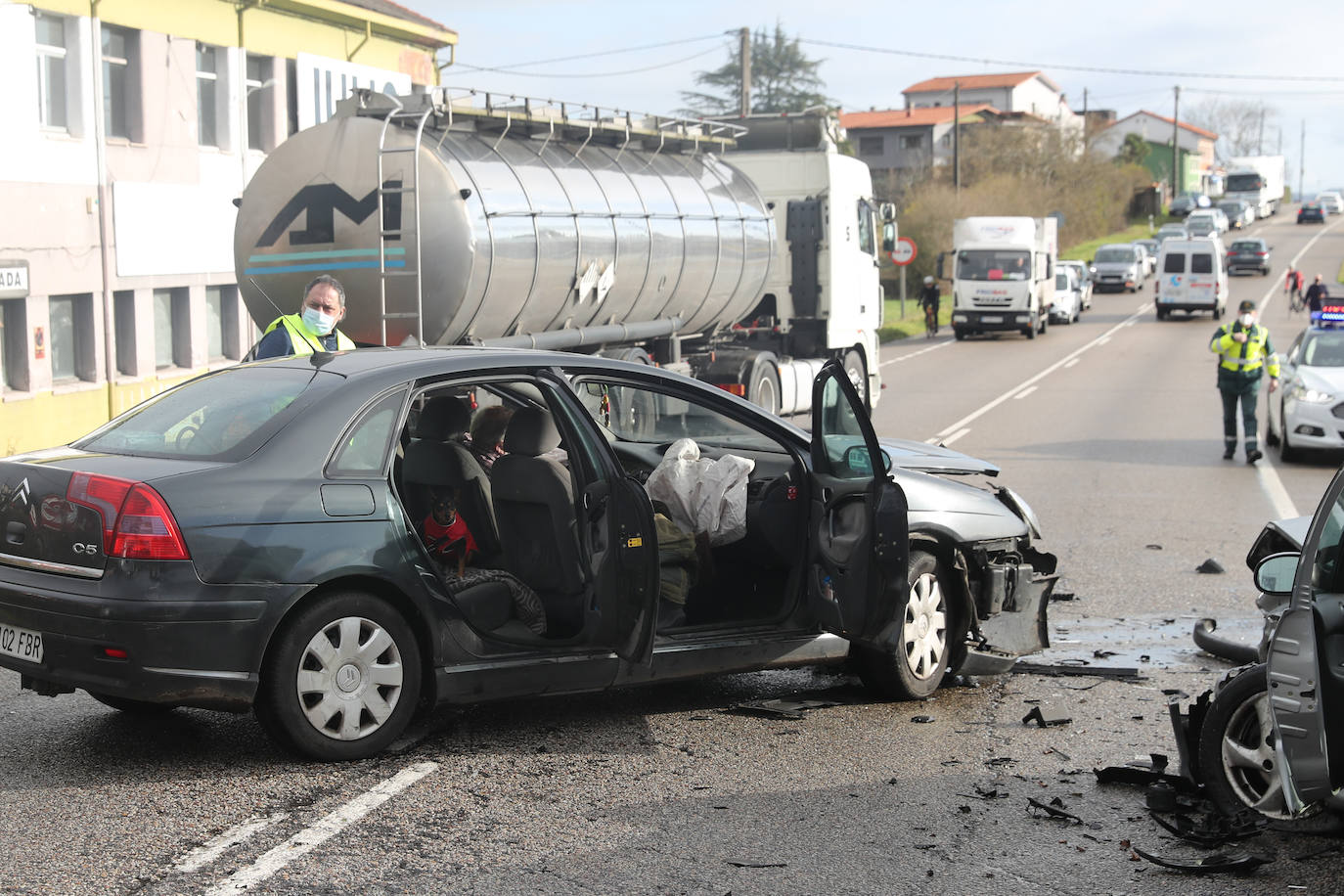 Un hombre ha resultado herido este viernes al chocar el coche que conducía contra otro vehículo. 